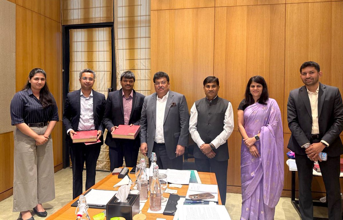 MBPatil's tweet photo. #KolkataRoadshow: Engaging with Regaal Resources
Met with Mr. Rohan Kishorepuria, CFO, and Mr. Siddharth Verma, Chief of Staff, Regaal Resources Ltd., one of India's leading agro-processing companies specialising in maize-based value-added products.

We had fruitful discussions on the company's plans to expand its maize processing capacity in Belagavi district. We highlighted Karnataka's strong industrial ecosystem, investor-friendly policies, manufacturing incentives and the State's readiness to facilitate suitable land for the proposed project.

We also encouraged Regaal Resources to explore value-added processing of other agricultural commodities, including toor, leveraging Karnataka's robust agri-industrial ecosystem and abundant agricultural resources.
#RegaalResource