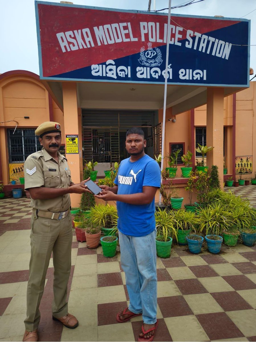 sp_ganjam's tweet photo. Chamakhandi Police recovered a stolen mobile phone in connection with Chamakhandi P.S. Case No. 238/2026 and handed it over to its rightful owner after due verification.

Aska Police also recovered one missing mobile phone and returned it to its rightful owner after completing the necessary verification.

Ganjam Police remains committed to promptly assisting citizens.

#GanjamPolice #OdishaPolice  #CitizenService #WeServeAndProtect