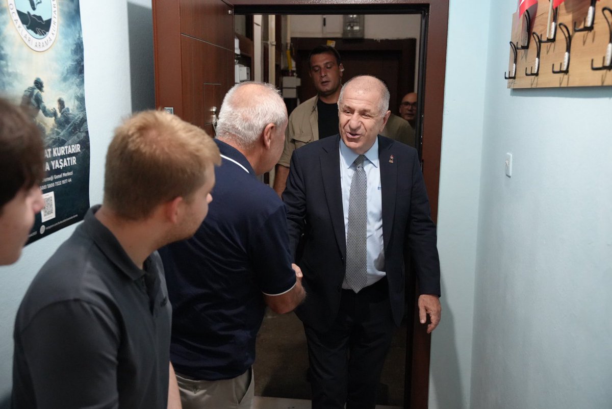 zaferpartisi's tweet photo. Genel Başkanımız Prof. Dr. Ümit Özdağ ve beraberindeki parti heyetimiz, T��rk Ocakları Giresun Şubesi'ni ziyaret etti.

Heyetimiz, Şube Başkanı Sayın Nazım Kuruca ve ocak yönetimi ile bir araya geldi, şehrin yerel meseleleri ve ulusal gündem üzerine karşılıklı fikir alışverişinde bulundu.

Nazik ev sahiplikleri ve misafirperverlikleri için Sayın Nazım Kuruca'ya ve Türk Ocakları Giresun Şubesi üyelerine teşekkürlerimizi sunarız.