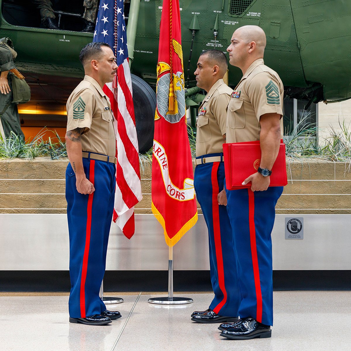 MCB_Quantico's tweet photo. 🇺🇸Fair Winds and Following Seas, Master Gunnery Sgt. Torres!

Marines, family &amp; friends gathered at the National Museum of the Marine Corps for the retirement of MGySgt. Gabriel Torres, military occupational specialist for the 2311 MOS with Marine Corps Systems Command. https://t.co/FmINrWYNfy