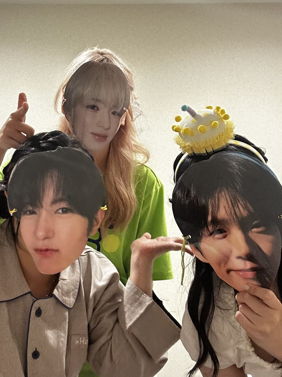 wishmar1e's tweet photo. 땡프 생일이라고 갑자기 12시 되자마자 뛰어다니더니 생파 해주고 체키회도 해준 미친 여자들 어떡해 ㅜㅜㅋㅋㅋㅋㅋ큐ㅠㅠㅠㅠㅠㅠ
누나들 진짜 아랑해요 .. ㅜㅜㅋㅋㅋㅋㅋㅋㅋㅋㅋㅋㅋㅋㅋㅋㅋㅋㅋㅋ💗💗💗 https://t.co/CVBOqYHQiL