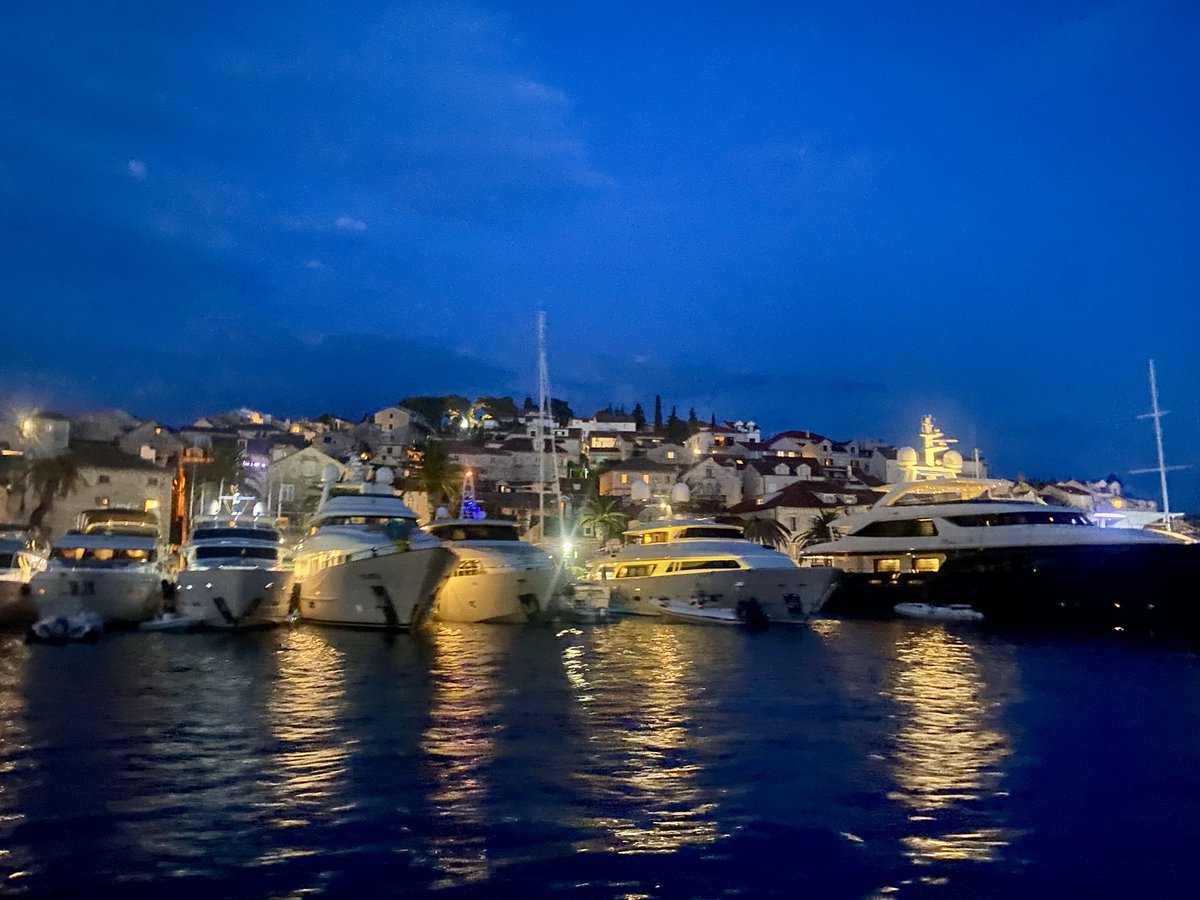aproacheyachts's tweet photo. Descubre la magia de Hvar desde el mar. Navega entre aguas cristalinas, calas escondidas y pueblos con encanto.. Este verano vive Croacia de una forma diferente. #Croacia #Hvar #Sailing #Vacaciones https://t.co/5IAFPdsJFv
