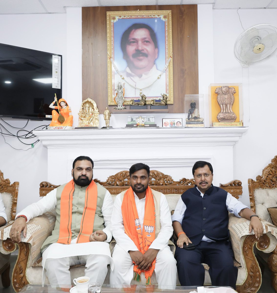 samrat4bjp's tweet photo. बिहार आगमन पर भाजपा के माननीय राष्ट्रीय अध्यक्ष श्री @NitinNabin जी से शिष्टाचार भेंट कर अभिनंदन किया। इस अवसर पर एनडीए समर्थित भाजपा प्रत्याशी श्री नीरज कुमार सिन्हा जी को संयुक्त तौर पर "विजयी भवः" का शुभकामनाएँ दीं। https://t.co/1Hb5tp5zZV