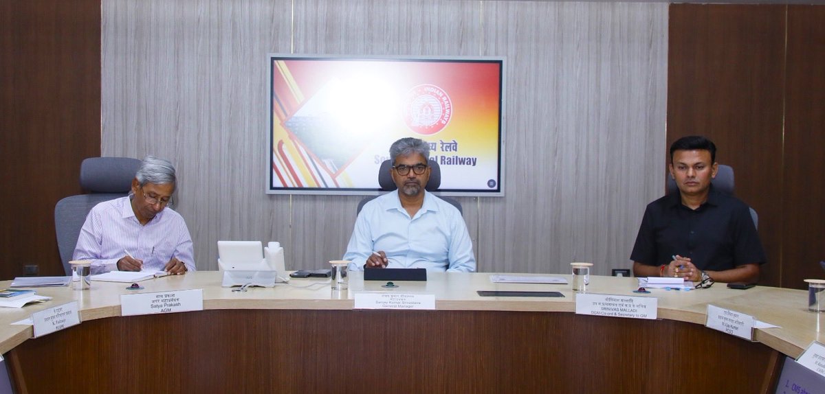 SCRailwayIndia's tweet photo. Shri Sanjay Kumar Srivastava, GM, SCR, held a comprehensive safety meeting along with Principal Heads of Departments at Rail Nilayam, Secunderabad today.,Divisional Railway Managers of 3 Divisions viz., Secunderabad, Hyderabad and Nanded Divisions joined the meeting through video conference to review safety aspects related to train operations across the zone.
#safetyfirst #IndianRailways #SouthCentralRailway
@railminindia