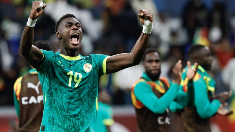 Ahmadoubamba36's tweet photo. 🚨Moussa Niakhaté parmi les satisfactions défensives

Dans le rapport le défenseur est cité positivement dans l’évaluation technique. Sa solidité dans les duels et sa régularité sont retenues comme des points forts dans une défense sénégalaise qui a toutefois encaissé neuf buts dans le tournoi.

#Dsports |
