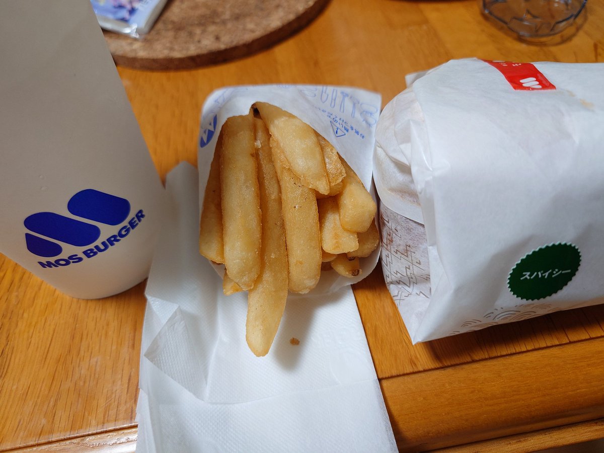 hakogoto's tweet photo. 今日のお昼に食べに行ったラーメン屋さんまじで美味しかったのに夜遅くなりすぎてご飯食べる気になれなくてモス行ったらお持ち帰りだけだし、夜食にパン焼こうと思ったらぼっとしてる間に真っ黒になったし人ならカビ生えてたし何も上手いこといかない https://t.co/kJLc1ykb8r