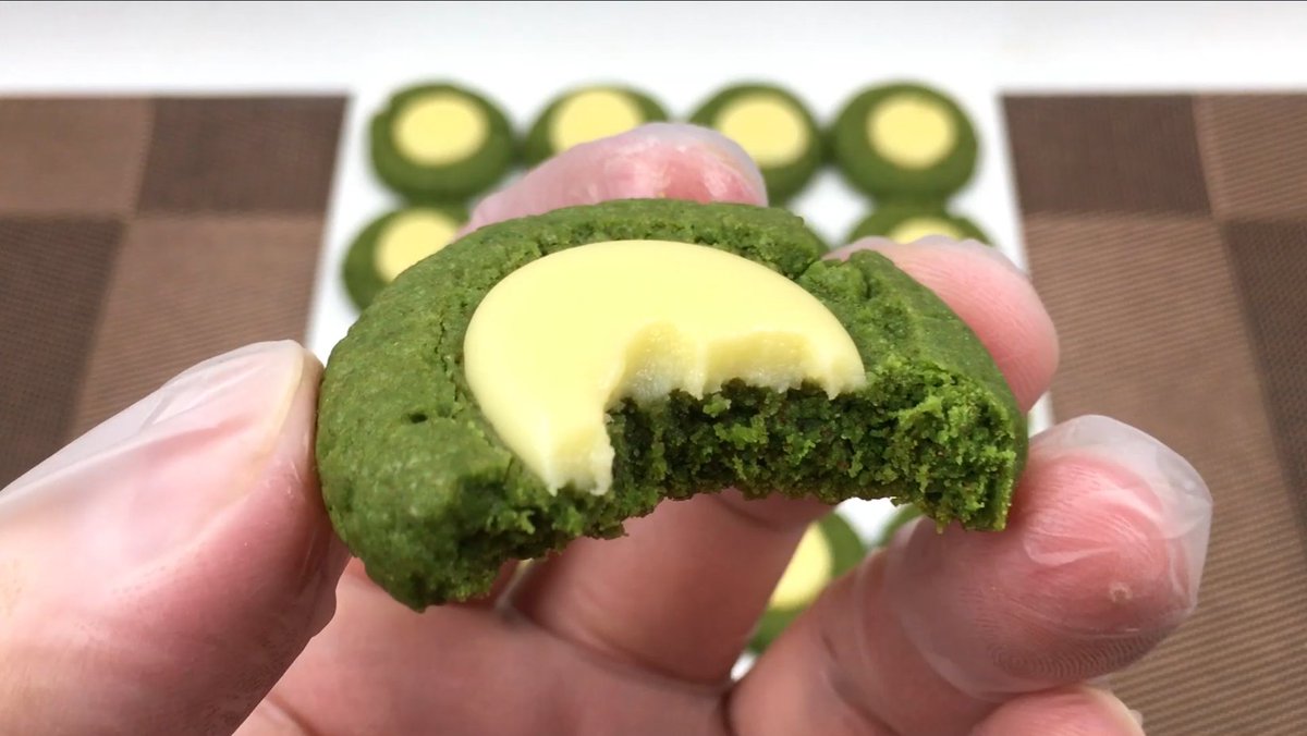 kimmseoyeong's tweet photo. [Just discovered these crispy matcha cookie bites—sharing one (maybe two) with my snack buddy!  Perfect midday pick-me-up that’s not too sweet]， https://t.co/CRadBqrVxv