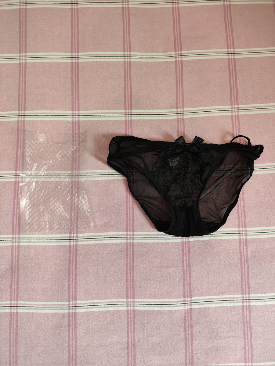 chenywcp's tweet photo. 本期测评奶啤的两天内裤。光是看着奶啤姐的美照就让我浮想联翩，想着闻着她的重口原味自慰会多么性奋。奶啤姐这条穿了两天的内裤更是让我欲罢不能，裆部黑纱满是发黄白带残留，厚厚一块黏着，白带味极重，一闻就硬爆！
奶啤：@naipi123123
详细测评如下：
#原味测评 #原味内裤 #重口测评 #重口内裤 https://t.co/FHsKwFNHTf