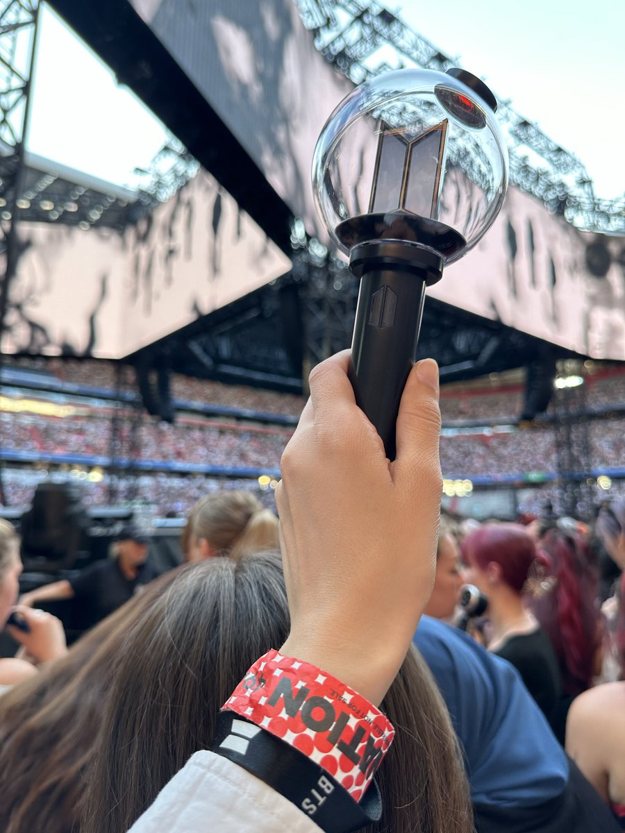 7Fadime7's tweet photo. This is what happens when you leave a continent starved of concerts for years 😭 
SO happy &amp; grateful for the fact that I got to experience LOUDER THAN BOMBS live for the very first time in München #BTS_WORLDTOUR_ARIRANG
#BTS_WORLDTOUR_ARIRANG_EUROPE
#BTS_WORLDTOUR_ARIRANG_MUNICH https://t.co/hBpcraRu8B