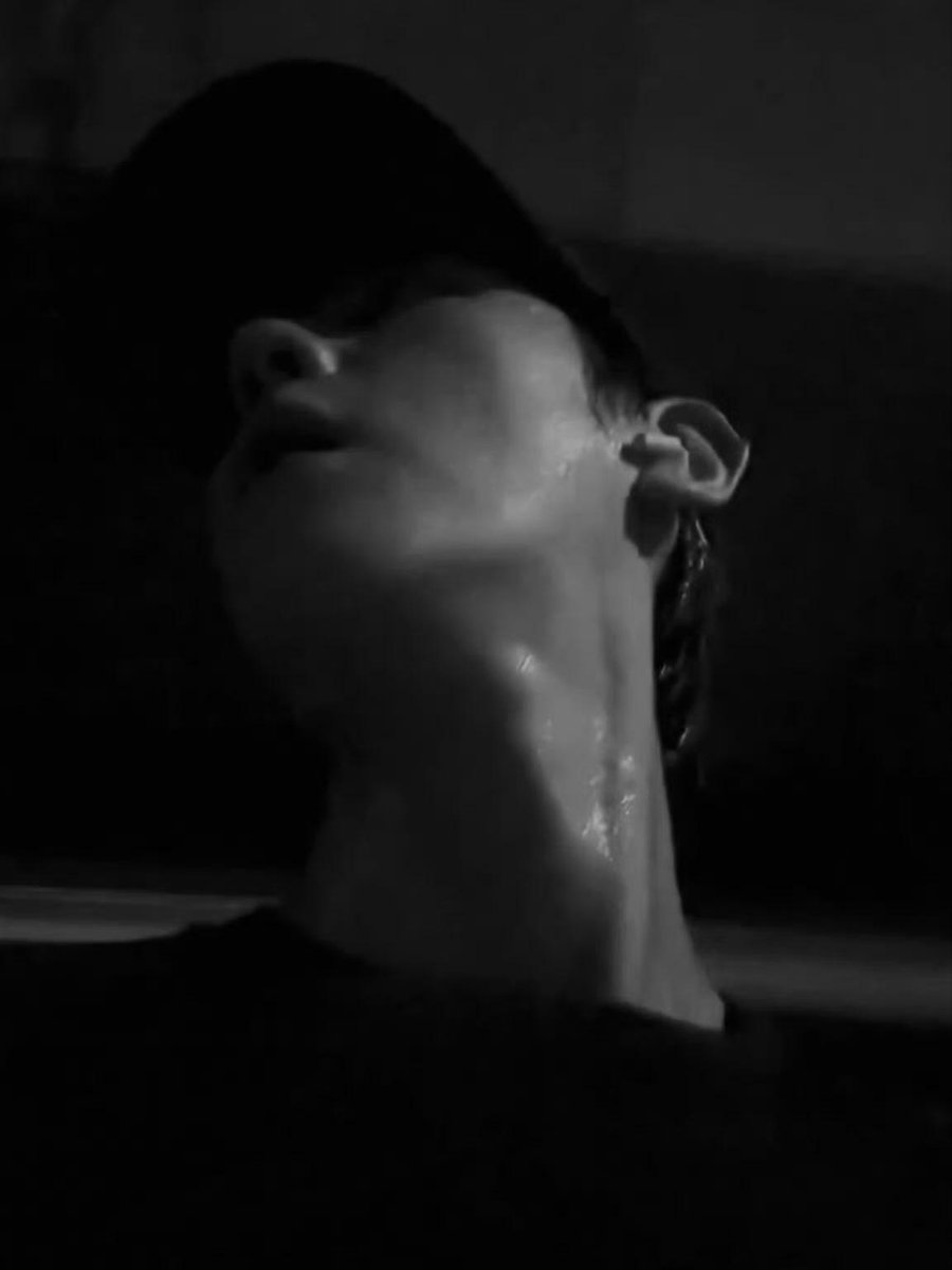 bbhumblebee's tweet photo. To whoever did these screenshots i thank you 😭 
Baekhyun is unfairly hot 😭 i am at loss of words https://t.co/i8A0nBsipt