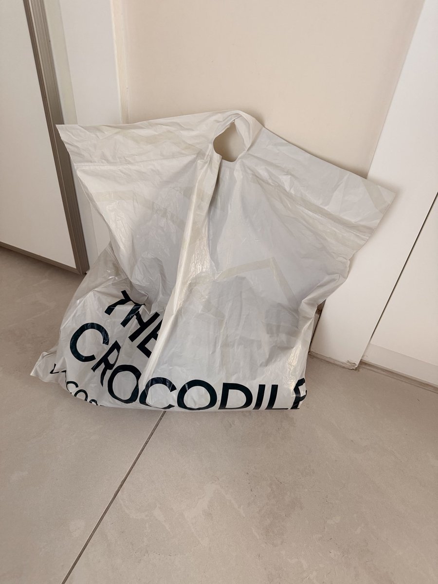 dygudgn's tweet photo. 18k’lık alışverişe 100₺ kargo ücreti eklenmesine mi takılayım, alışverişimin şu şekil poşette gelmesine mi bilemedim :) @Lacoste @erenholding https://t.co/5fln62A5FT