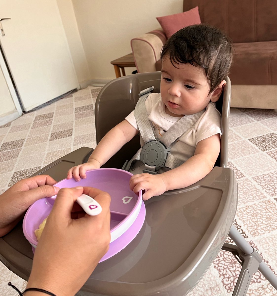 nurketella's tweet photo. Dört gözle ek gıdayı bekleyen Ceylin’e kabak püresi şoku 😂 https://t.co/lhgbf2RBuT