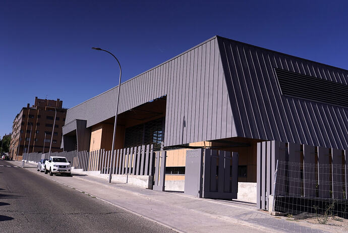MadridProyecta's tweet photo. 🏗️El Ayuntamiento finaliza la construcción del nuevo pabellón polideportivo de Las Rosas.

13,7M de inversión. Otro caso de arquitectura pública sin concursar, para variar. Casi ninguna ciudad como Madrid hace las cosas así.

📍Las Rosas
🗨️https://t.co/QoA00Nx3gf https://t.co/F1sMs630fO