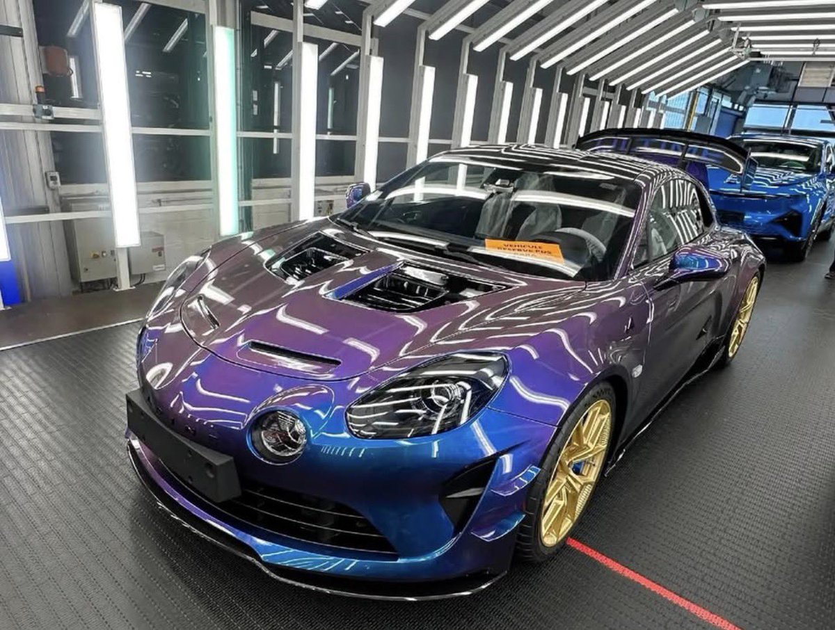 mad1_lo's tweet photo. Merci à ceux qui osent des specs 
Possible d’en configurer une @AlpineCarsFR ?😍 https://t.co/4W6jXqR9Aw