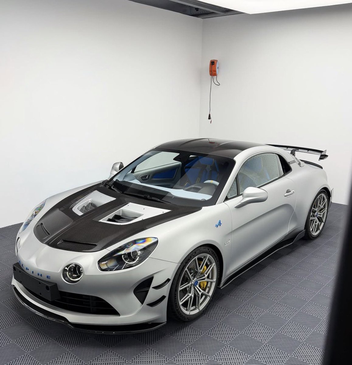 mad1_lo's tweet photo. Merci à ceux qui osent des specs 
Possible d’en configurer une @AlpineCarsFR ?😍 https://t.co/4W6jXqR9Aw