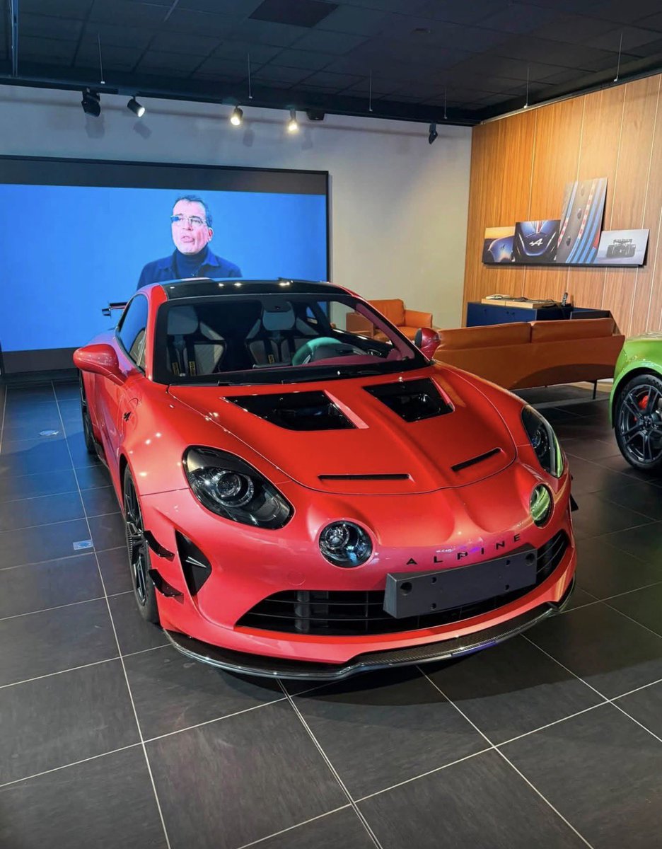 mad1_lo's tweet photo. Merci à ceux qui osent des specs 
Possible d’en configurer une @AlpineCarsFR ?😍 https://t.co/4W6jXqR9Aw