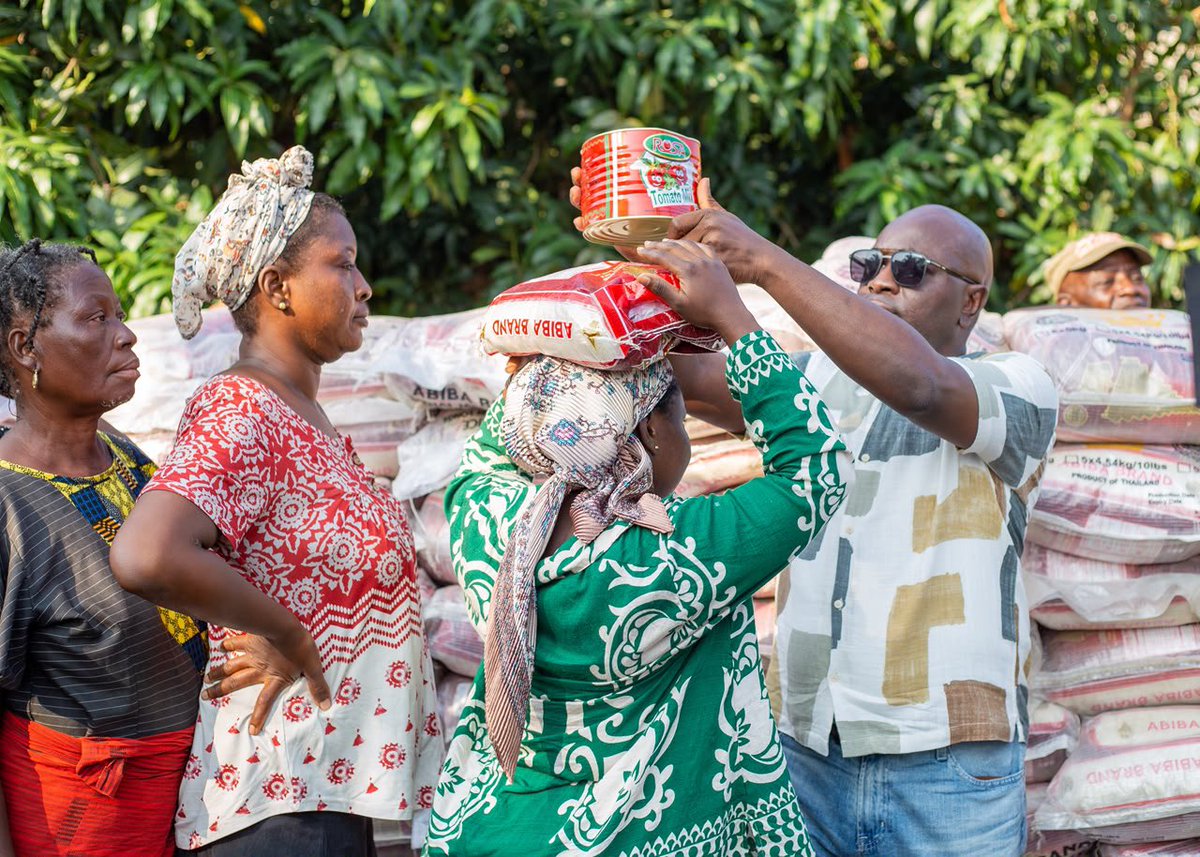 yhaw_pizzaro's tweet photo. From Nima Mamobi (Beline Bridge) to Alajo, hope is reaching flood affected communities through the generosity of Alhaji Seidu Agongo. Standing with those in need, one community at a time.
 #SeiduAgongo https://t.co/9ZuFmQotMu