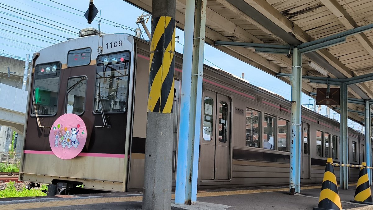 Trainlike_Iwa's tweet photo. 2025/07/13 曽根田駅付近
福島交通飯坂線 貸切"でぱあとまにあ25周年記念電車"
福島交通1000系1109F(3両編成)

この日たまたま見かけた貸切列車。
貸切はもちろんのこと、通常平日の朝方のみ入る(らしい)3両編成を日曜の日中時間帯に見られるのもなかなか新鮮でした。 https://t.co/GeNNnP6s3w