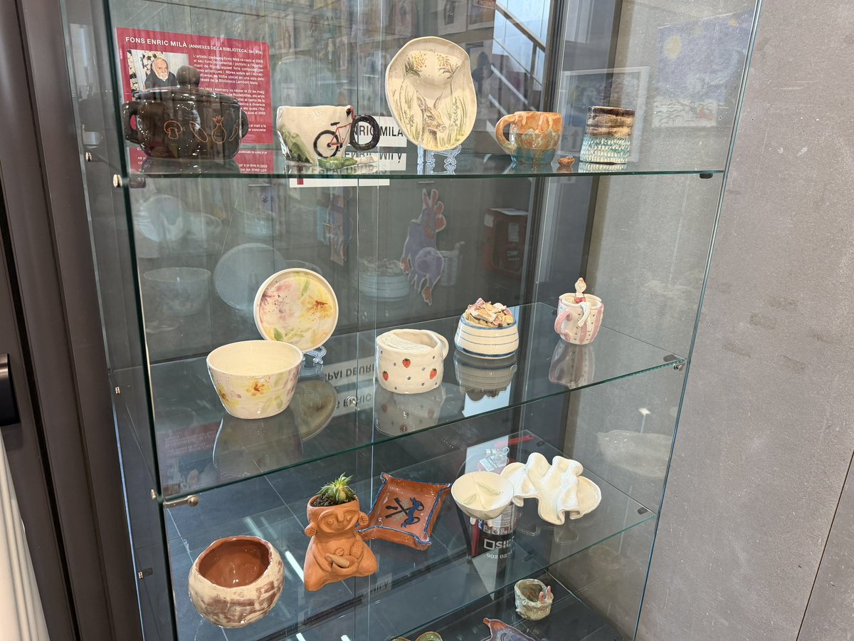 Aj_Ripoll's tweet photo. 🎨 Ja es pot visitar al vestíbul de la Biblioteca Lambert Mata de #Ripoll l’exposició “Generacions creatives”, amb treballs dels alumnes del taller d’art d’Antonela M. Lauri.

🗓️ Fins al 28 d’agost en horari de biblioteca. https://t.co/hOwoU9NLcJ