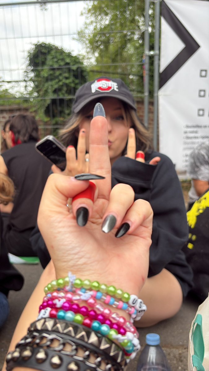 .isla |-/ tweet media