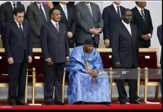 MaliinStyl_'s tweet photo. France🇫🇷/14 juillet 2010. Cérémonie de commémoration de la prise de la  bastille.  Le Président du #Mali📷 #ATT refuse de se lever au passage des troupes françaises📷 https://t.co/P4dO6xtg25