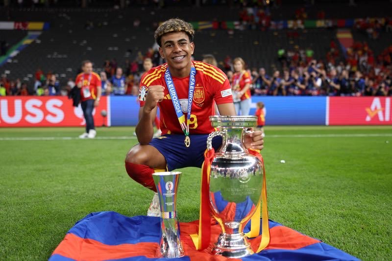 MagicalXavi's tweet photo. 3 whole years since he made his debut....Time is deadass a gimmick https://t.co/agewXJgBER