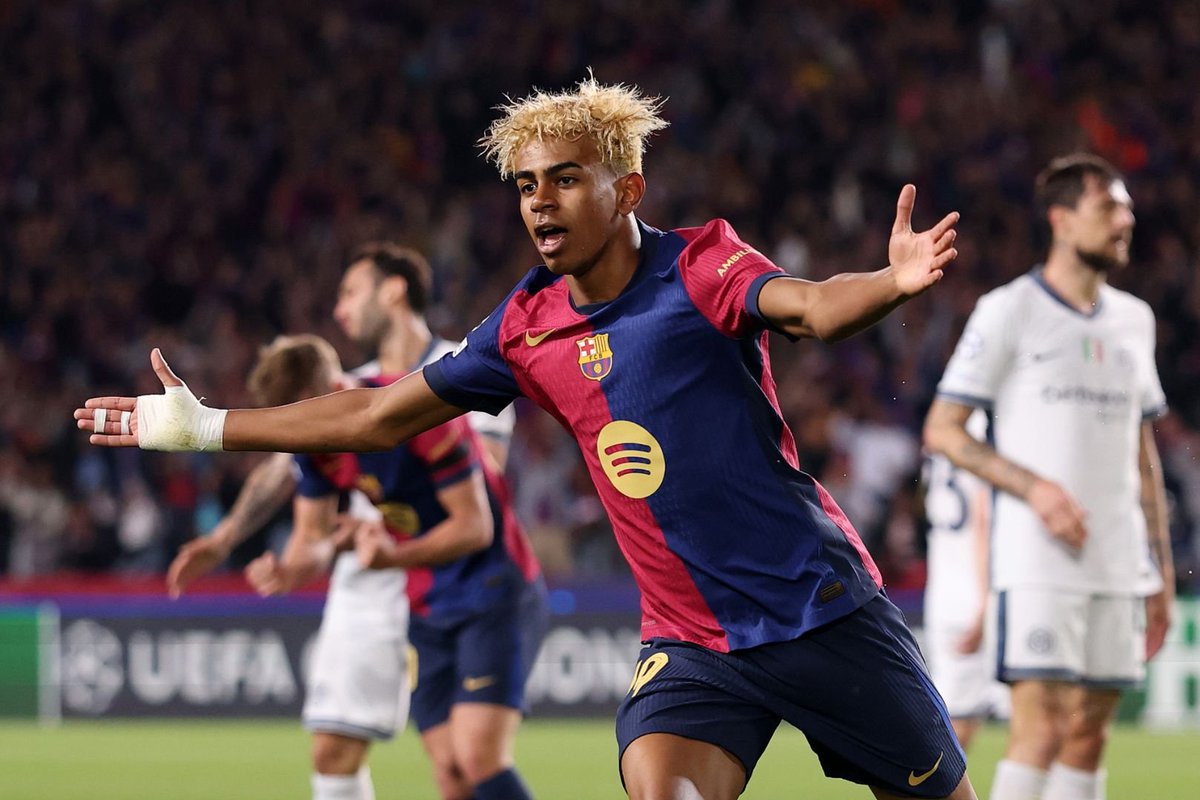 MagicalXavi's tweet photo. 3 whole years since he made his debut....Time is deadass a gimmick https://t.co/agewXJgBER