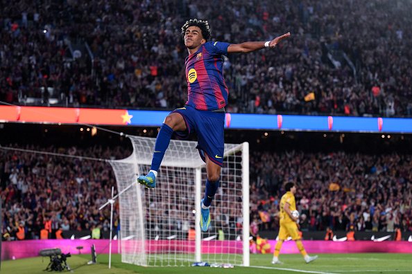 MagicalXavi's tweet photo. 3 whole years since he made his debut....Time is deadass a gimmick https://t.co/agewXJgBER