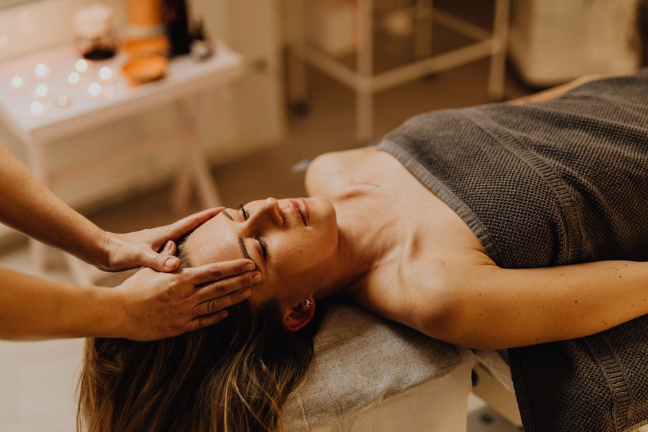 nuvemassage's tweet photo. Tatil dönüşü yorgunluğunuz? 😌 İyi bir masör masajı ile kas gerginliğinizi rahatlatın, kan dolaşımını iyileştirin. Düzenli masaj stresi azaltıyor, uyku kalitesini artırıyor. Kendinize değer verin! 💆‍♀️ #TatilYorgunluğu #MasörMasaj https://t.co/t7hkFxkmsS