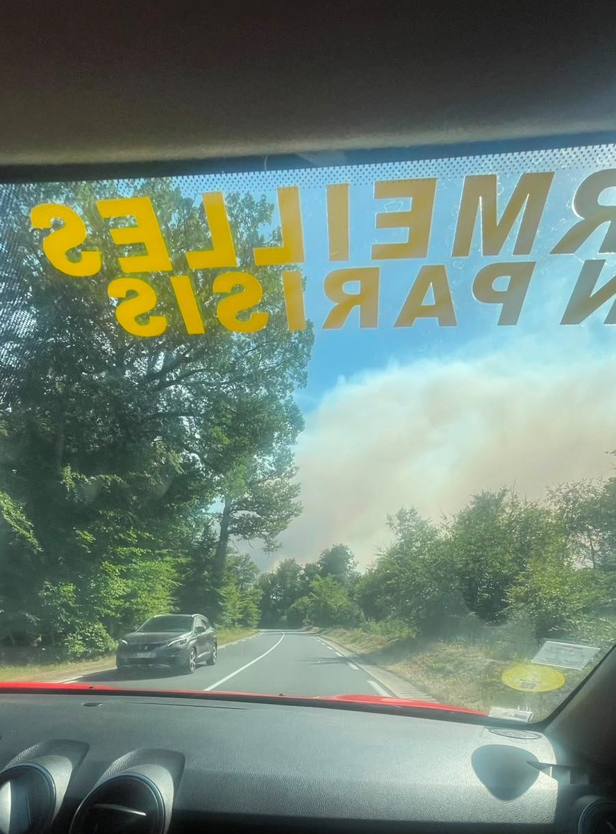 Sdis_95's tweet photo. [#Renfort] Face à l'incendie qui touche la forêt de Fontainebleau depuis hier, le SDIS95 répond présent et se mobilise aux côtés du SDIS77, en première ligne pour maîtriser ce sinistre d'ampleur.

🚒 Cet après-midi, une nouvelle équipe de sapeurs-pompiers du SDIS95 a quitté le Centre de Secours de Villiers-le-Bel pour venir prêter main-forte à nos collègues seine-et-marnais. Formés, équipés et déterminés 💪, nos agents partent assurer la continuité des opérations sur le terrain.

🔄 Depuis le début de l'intervention, plusieurs équipes du SDIS95 se relaient ainsi sur zone, dans la durée, aux côtés des effectifs déjà engagés, afin de garantir une présence continue sur le sinistre.

���️ Cette mobilisation se fait sans jamais relâcher la garde sur notre territoire 🏡 : nos équipes continuent d'assurer, comme chaque jour, la réponse aux urgences et aux interventions du quotidien dans le Val d'Oise.

👏 👉 Courage à nos sapeurs-pompiers qui prennent la relève cet après-midi, et une pensée 🙏 pour toutes les équipes du SDIS77 mobilisées sur place depuis le début de l'intervention.

@SecCivileFrance | @Prefet95 | @valdoise | @LucStrehaiano | @LChavillon | @blandinelefort_ | @Sdis77