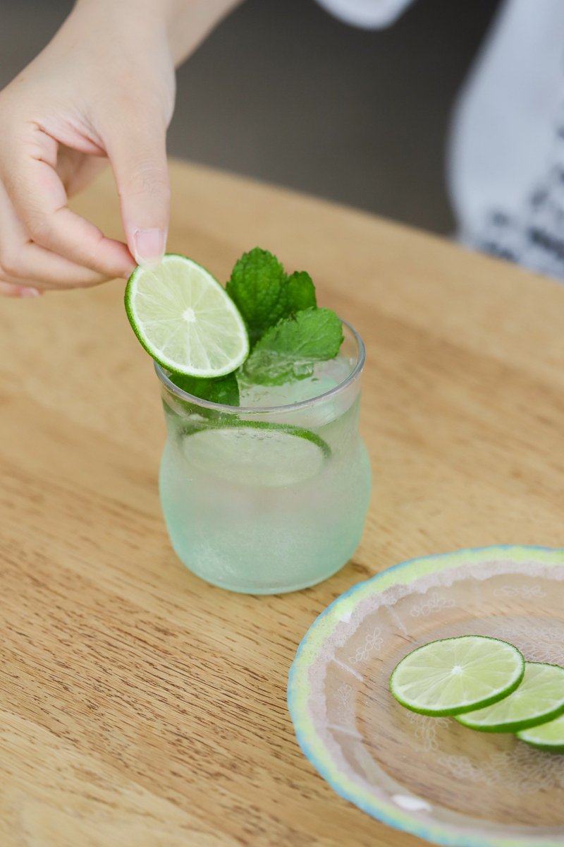 ak8012's tweet photo. Craving a quick summer pick-me-up Whip up this 3-minute iced peach green tea: steep green tea bag, add fresh peach slices, ice, a splash of honey! Refreshing, sweet, and ready to go. https://t.co/nXbti2gKsL