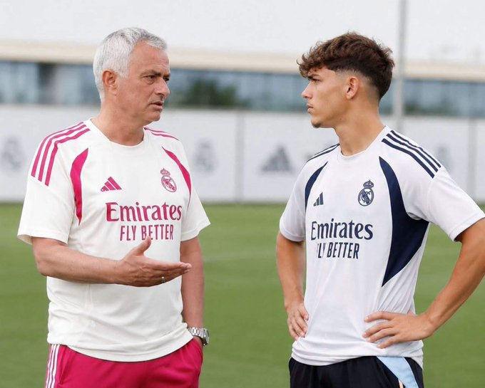 rmarecs's tweet photo. Jose Mourinho in his first training at #RealMadrid City https://t.co/gp7Rq36OET