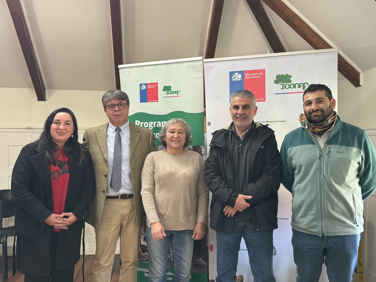 conaf_losrios's tweet photo. 📍#VALDIVIA| Con un total de 25 socios, se formalizó la Asociación Gremial de Productores y Comercializadores de Biocombustibles Sólidos de la Región de Los Ríos, espacio que busca representar los intereses del sector, prestar capacitaciones y asistencia técnica a sus asociados y proponer estrategias que fomenten tanto la producción como la fiscalización de esta actividad 🪵