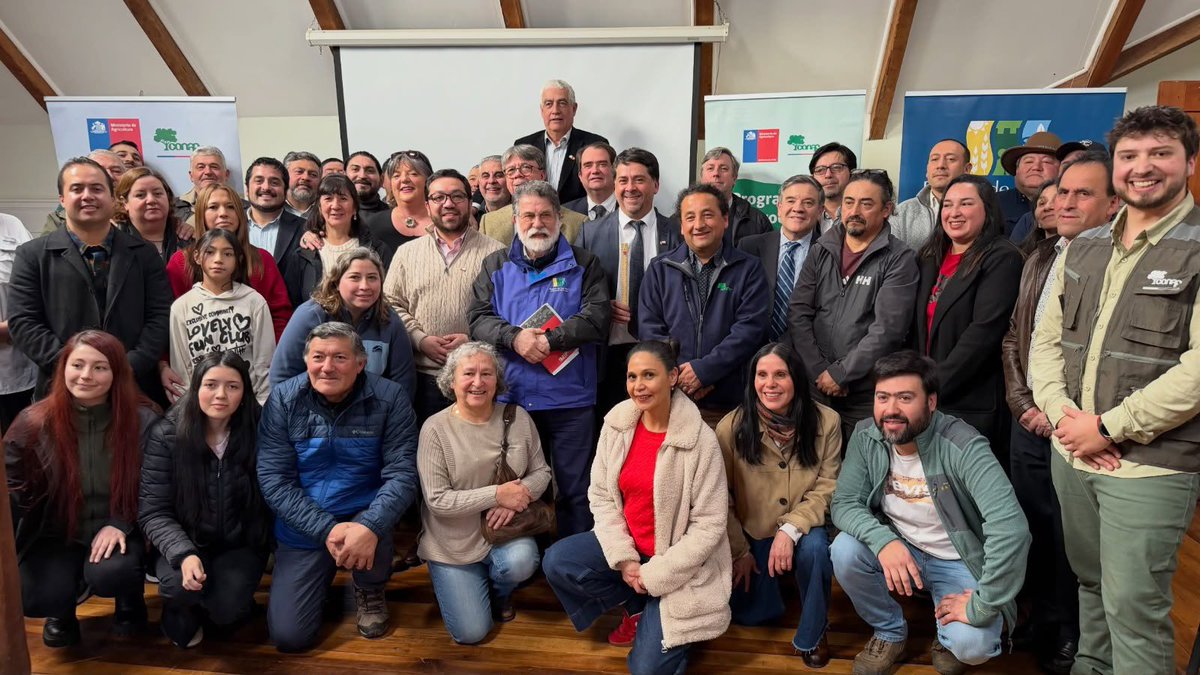 conaf_losrios's tweet photo. 📍#VALDIVIA| Con un total de 25 socios, se formalizó la Asociación Gremial de Productores y Comercializadores de Biocombustibles Sólidos de la Región de Los Ríos, espacio que busca representar los intereses del sector, prestar capacitaciones y asistencia técnica a sus asociados y proponer estrategias que fomenten tanto la producción como la fiscalización de esta actividad 🪵