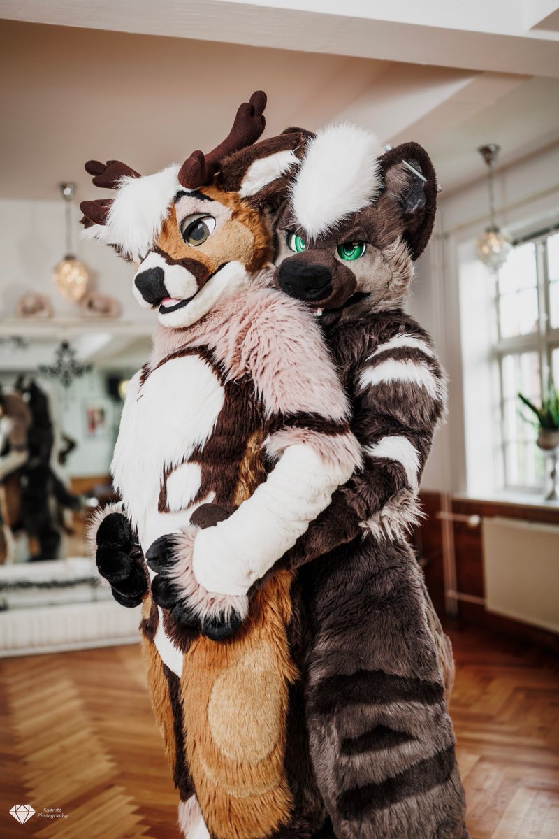 Bleat_Deer's tweet photo. Yeens gives good hugs 🥰 
📸@KyanitePhotos 
Yeen @EspressoYeen 
#MFYMonday https://t.co/VPf4oh6U9B