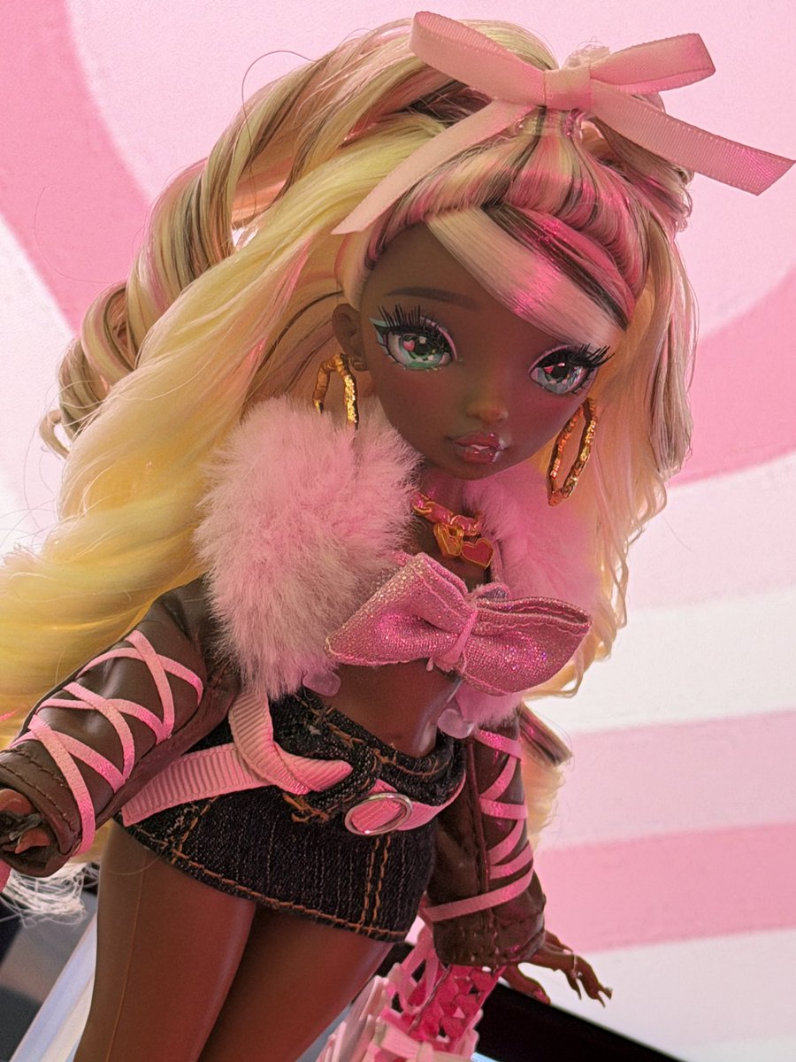 DominickLuhr's tweet photo. ugh I can’t stop staring at this doll she’s tew prettyyyyy, had to give her a lil restyle 🌸🩷 https://t.co/UXXTGBZoEK