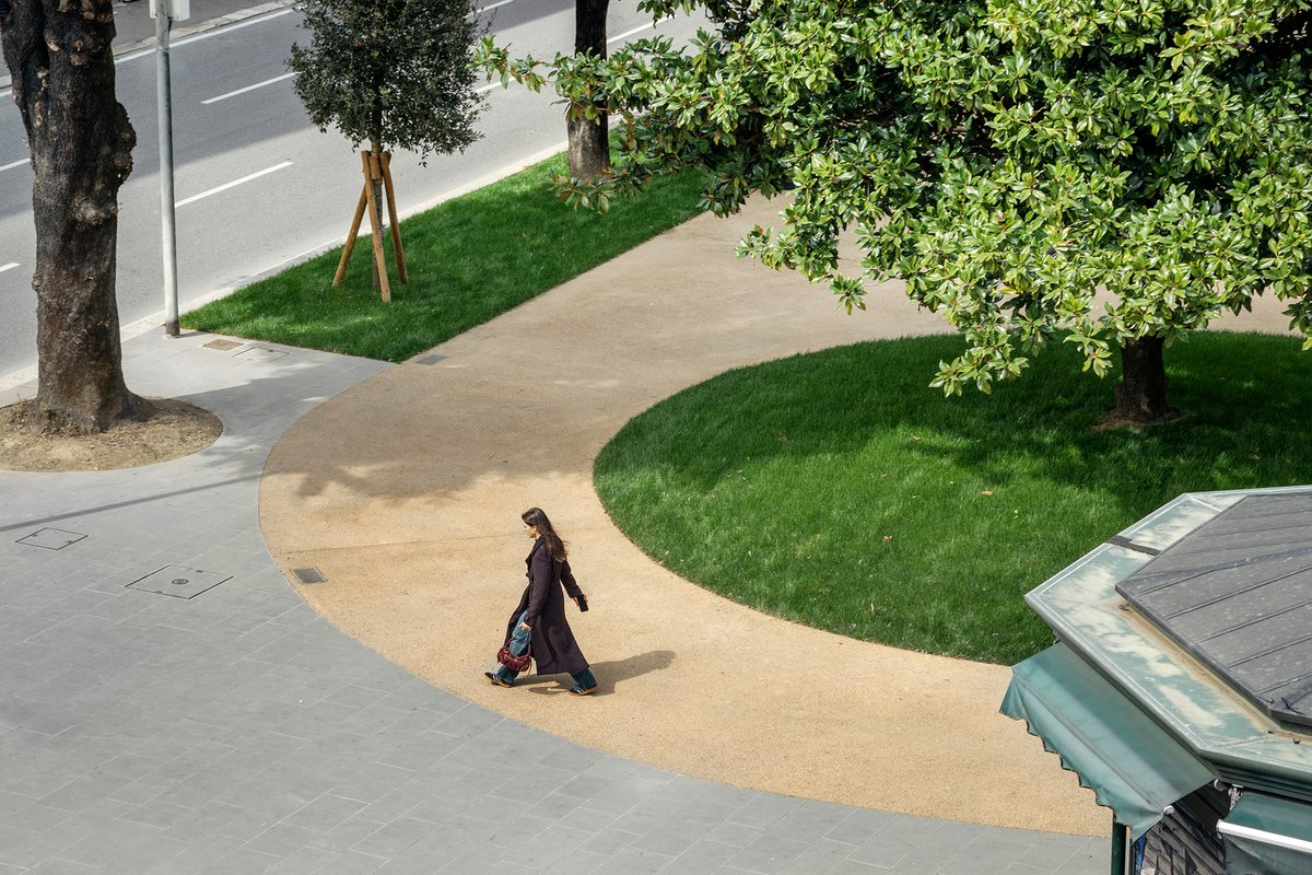 METALOCUS's tweet photo. En la ciudad de Arezzo, a lo largo del antiguo trazado de las murallas medievales demolidas durante la época de los Médici, se desarrolla el proyecto de rehabilitación urbana realizado por el estudio de arquitectura abp architetti. La propuesta recupera la geometría original de los jardines encargados en 1931 a Pietro Porcinai, quien concibió este espacio como una «puerta de entrada a la ciudad».
https://t.co/YKtquTm6Bw
A gateway to the city. Giardini del Porcinai by abp architetti
https://t.co/JySyxO2pJN