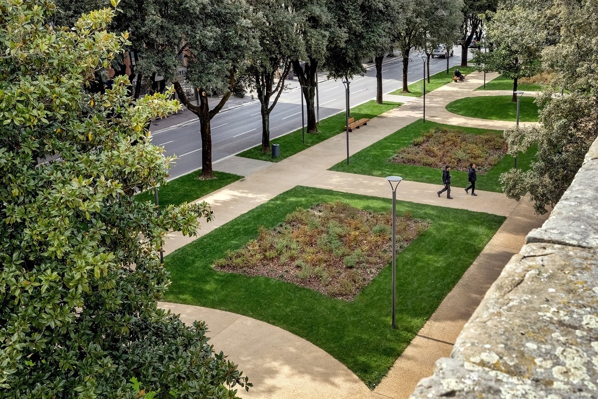 METALOCUS's tweet photo. En la ciudad de Arezzo, a lo largo del antiguo trazado de las murallas medievales demolidas durante la época de los Médici, se desarrolla el proyecto de rehabilitación urbana realizado por el estudio de arquitectura abp architetti. La propuesta recupera la geometría original de los jardines encargados en 1931 a Pietro Porcinai, quien concibió este espacio como una «puerta de entrada a la ciudad».
https://t.co/YKtquTm6Bw
A gateway to the city. Giardini del Porcinai by abp architetti
https://t.co/JySyxO2pJN