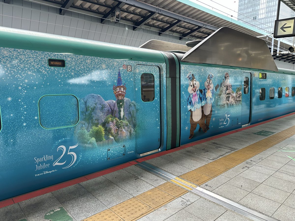 m_da_chi's tweet photo. あと、帰りの新幹線はディズニーシーのラッピングでした！
車外だけでなく、シートの枕の部分にも！枕ふかふかでした！ https://t.co/mNidRHA5Mq