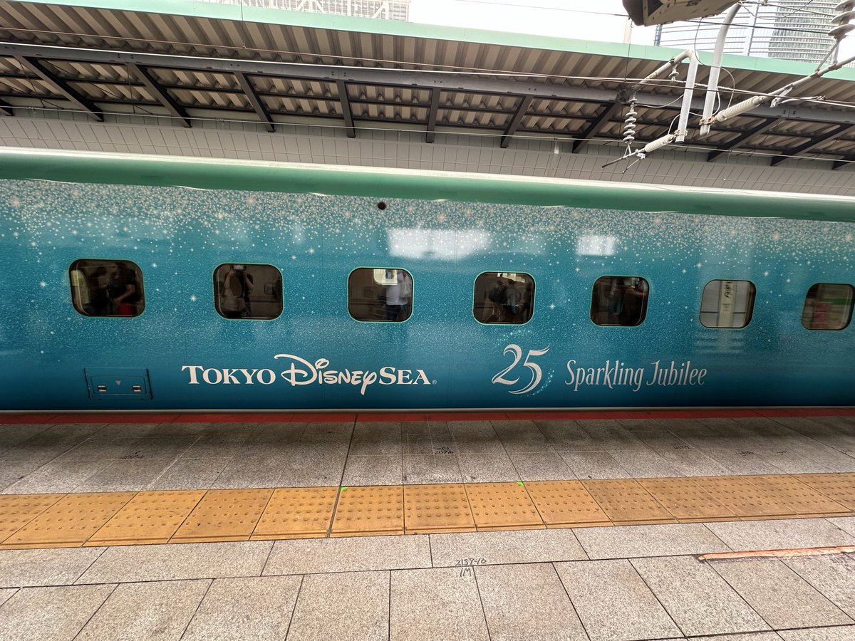 m_da_chi's tweet photo. あと、帰りの新幹線はディズニーシーのラッピングでした！
車外だけでなく、シートの枕の部分にも！枕ふかふかでした！ https://t.co/mNidRHA5Mq