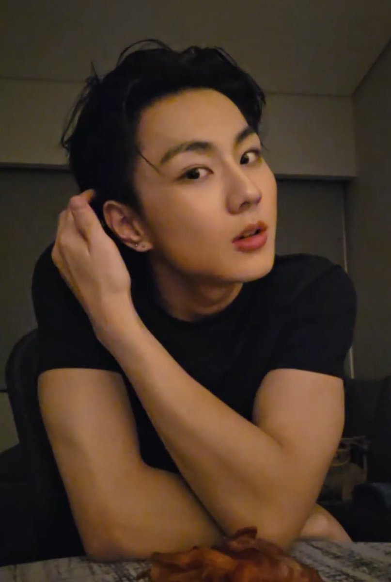 baiyangest's tweet photo. ใครจะไปคิดวะว่าโตมาแล้วจะหล่อขนาดนี้ https://t.co/NTBdzDHV7f