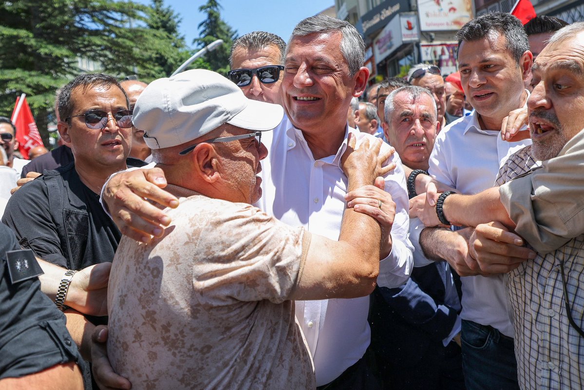 aliabbaserturk's tweet photo. 📍Niğde..

Genel Başkanımız Özgür Özel
Niğde’de kâh kiraz bahçesinde üreticilerin sorunlarını dinledi, 
kah hamur açan eli öpülesi annelerimizin sofrasına oturdu. 

Sokaklarda yürüdü..
Halkın arasına karıştı.
İlgiden, izdihamdan, kalabalıktan yürüyemedi..
Öyle ki; kalabalıkların arasından Genel Başkanımızı yürütebilmek için günde beş gömlek ıslanıp kuruyor üzerimizde.

Gittiği şehir, görüştüğü kişiler farklı olsa da, mesaj aynı, tek bir cümle dökülüyor vatandaşın ağzından.
*Sen önümüzden yürü, biz arkandan geleceğiz*

Genel Başkanımız bir aydır Anadolu’yu dolaşıyor.
yürüyor, yürüyor, yürüdükçe devleşiyor. 

Bu yürüyüş bir şeylere gebe..
*Türk demokrasisi yeni bir doğuma hazırlanıyor* 

Unutmayın
Bazı doğumlar; ulusların, halkların ülkelerin kaderini değiştirir…

Teşekkürler Niğde…