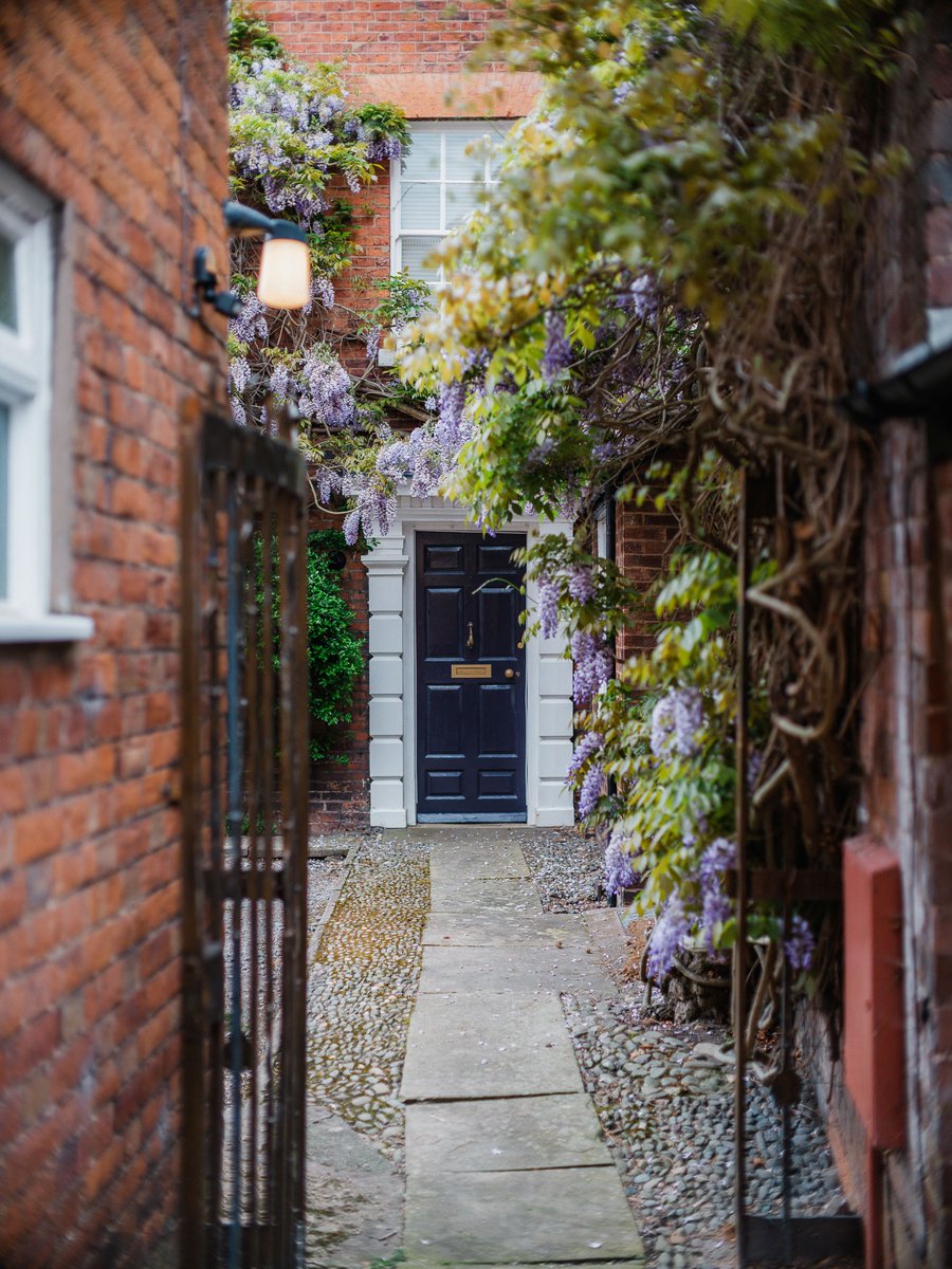 OnTheMarketCom's tweet photo. Located in the heart of Shrewsbury, this gorgeous home seamlessly marries historic elegance with contemporary design. 

📍How much? £1.65m
📍Where? Shrewsbury, Shropshire 

🔗Click here to take a look at the property: https://t.co/dfCQQW7c1W https://t.co/mpOTWPQcyc