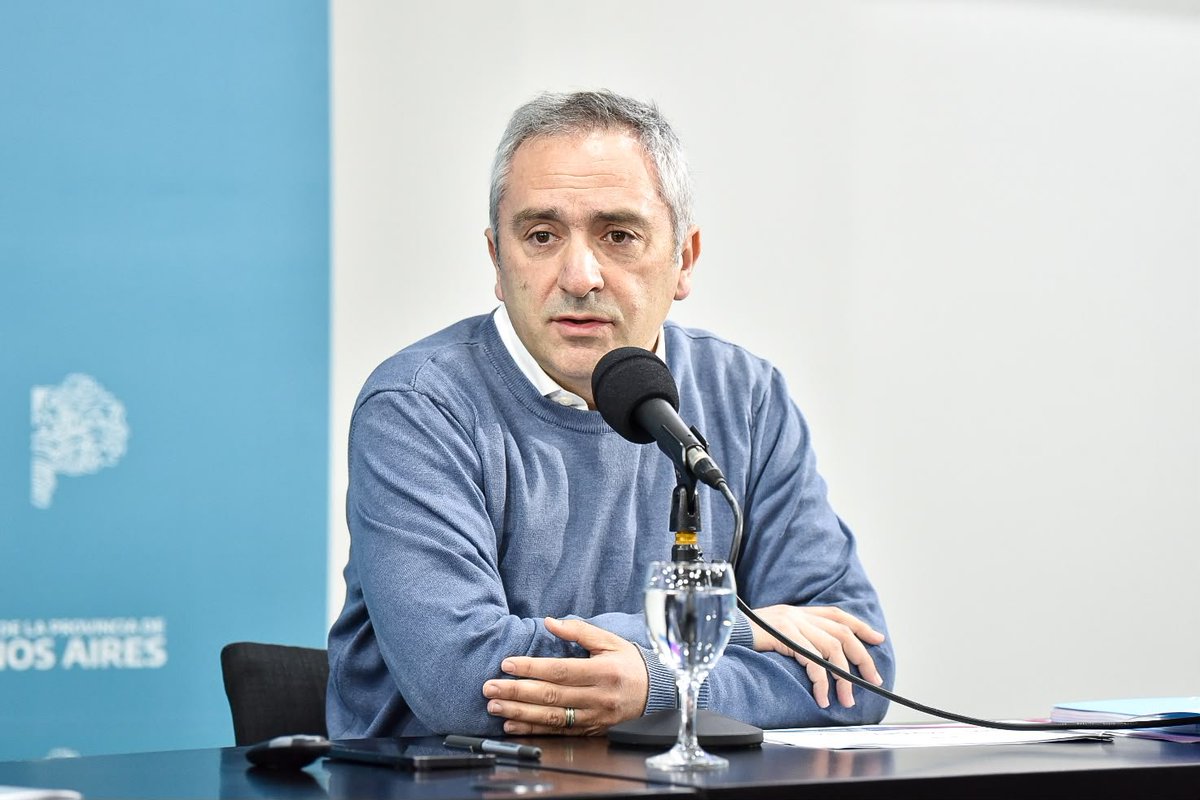 larroqueandres's tweet photo. Desde agosto el Servicio Alimentario Escolar aumenta un 15%, que sumado al incremento del mes de mayo alcanza 49,5% para este año superando la inflación internual, lo que implica no solo una actualización sino un aumento en términos reales y eleva la inversión mensual a más de $70.000 millones.

Además, aumentan un 15% los programas Unidades de Desarrollo Infantil y Centros Juveniles, que junto al último incremento llegan al 43,7% en 2026.

A pesar de la deserción del gobierno de Milei, junto a @Kicillofok seguimos priorizando la protección de los niños y adolescentes bonaerenses.