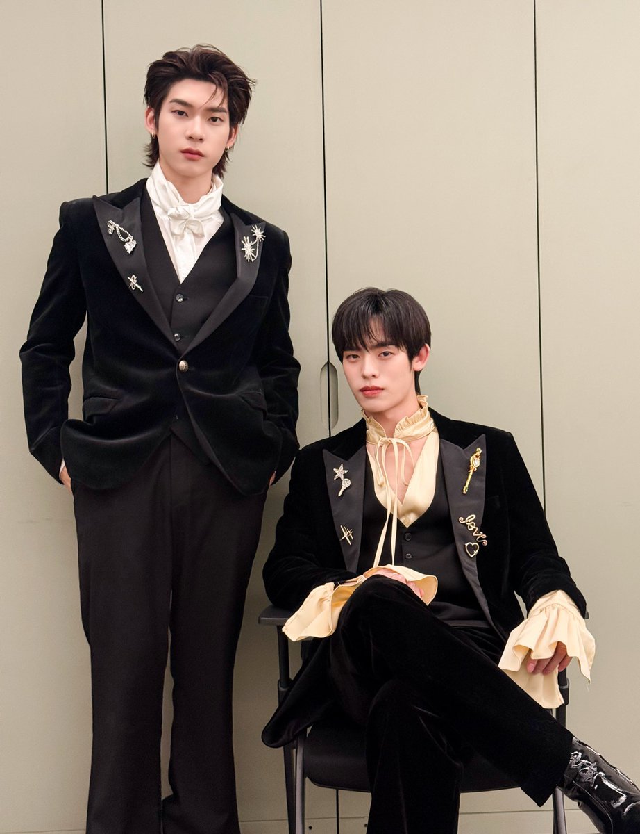 onyourmotion's tweet photo. ตี๋ตี๋ป๋อเหมาะกับทุกลุคจริงนะ ไม้แขวนเสื้อระดับโลกมาก ไม่ว่าจะใส่ชุดไหนก็รอดหมด ชุดกะลาสีก็น่ารัก เห็นแล้วพี่เกือบสมัครเป็นทหารเรือ ชุดพนักงานออฟฟิศก็หนุ่มตี๋สีลมมาก แว่นมานี่มา หรือจะชุดแบบบริดเจอตัน กุ้ดเดย์มายลอร์ดก็ดูเกิดและโตในวังมาก ลุคแบบฟอร์ดเรนเจ้อแรปเต้อดุดันไม่เกรงใจใครก็ใส่แล้วเท่ระเบิด คาริสม่ากระจาย โคตรเริ่ด สมมงการถูกส่งไปแฟชั่นวีคนะคะ 💅🏻💅🏻💅🏻💅🏻