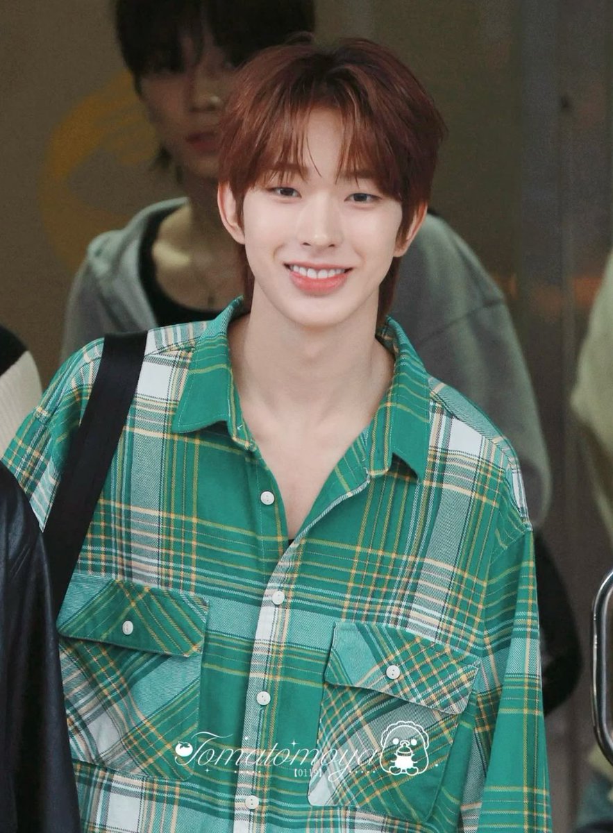 hyltlino's tweet photo. the same shirt HE LOOKED LIKE A BABY 🥲🥲🥲 https://t.co/KwSqeo0BSh