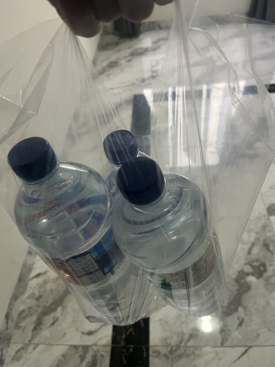 Yoshio0365's tweet photo. こういう絶妙にちぎれそうでちぎれないビニール袋も面白い🛍️
#インドネシア https://t.co/wPcrWhOLVV