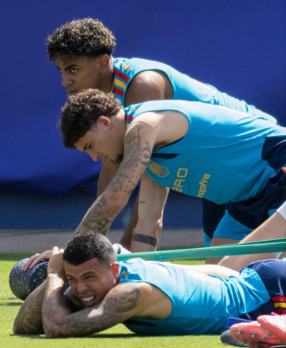 _BeFootball's tweet photo. 🚨 Pedro Porro 🇪🇸 : « Qui me fait le plus peur entre Dembélé Mbappé et Olise ? AUCUN. ❌ »

Désiré et Bradley, va falloir le laver sur son côté lui.

(zone mixte) https://t.co/snNB68cRTN