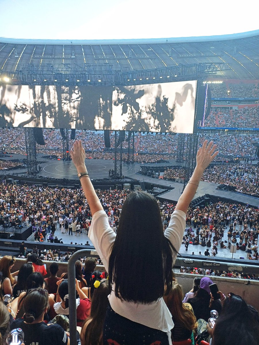 seokjin_halo's tweet photo. had so much fun at the concert and in munich in general!! 🥹 i finally got to see seokjin and bts, and it was even better than i expected. and i finally got to meet my girls too @92VOYAGER @jinpoppers 💖 https://t.co/m93Zy1JRsM