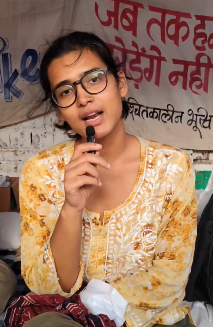 sauravyadav1133's tweet photo. दिल्ली के जंतर-मंतर पर सोनम वांगचुक के अनशन को आज 16 दिन हो चुके हैं सब उनसे अनशन तोड़ने की अपील कर रहे हैं। लेकिन सोनम वांगचुक के पास ही JNU की स्टूडेंट नेहा भी अपने साथियों मनीष, दानिश,दीपक और ऋषिकेश के साथ उसी दिन से अनशन पर बैठी हैं जिस दिन से सोनम वांगचुक ने अनशन शुरू किया था। इनमें दीपक को आज अस्पताल में भर्ती करवाना पड़ा है।
सबका ध्यान सोनम वांगचुक पर है लेकिन हमें इन स्टूडेंट की भी चिंता करनी चाहिए और फिलहाल इन सभी का अनशन खत्म करवाने की कोशिश होनी चाहिए।
एक बात समझ नहीं आ रही कि जैसे अन्ना हजारे के समय अनुपम खेर और आमिर खान जैसे लोग उनका अनशन खत्म करवाने पहुंच रहे थे इस बार क्यों नहीं आ रहे...चलो समर्थन नहीं कर सकते डर समझ आता है लेकिन अनशन खत्म करने की अपील में कैसा डर❓
#JantarMantar
#SonamWangchuk